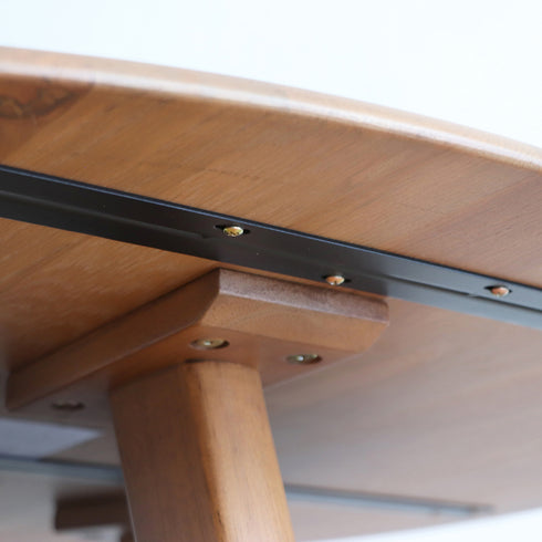 【見えない部分も、妥協しない】
天板の裏側は金具でしっかりと補強されており、無垢材の天板を安定して支える、日々の使用に安心な堅牢な作りです。