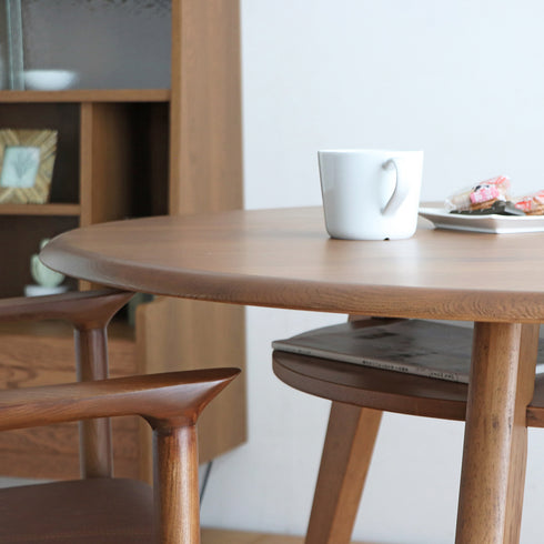 【サッと片付く便利な中棚】
読みかけの雑誌や新聞も、天板下の中棚に置くだけでテーブルの上はいつもすっきり、食事の準備もスムーズにはかどります。