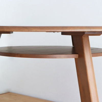 【収納力とデザイン性の両立】
機能的な中棚も、テーブル全体のデザインを損なうことなく美しく設計されているため、すっきりとした印象を保ちます。