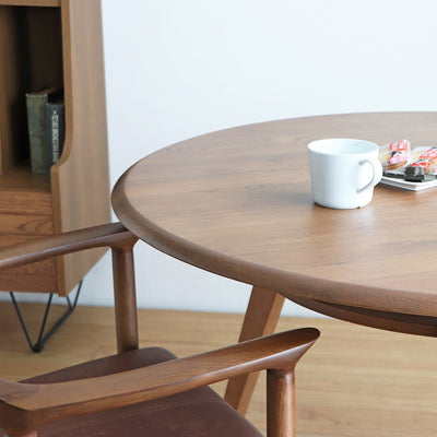 【どんな空間にも溶け込む佇まい】
温かみのあるオーク材の天板は、様々なテイストのチェアやインテリアとも相性が良く、統一感のあるダイニングを演出します。