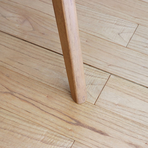 【床に向かって細くなる脚】
先に向かって緩やかに細くなる脚部が、テーブル全体に軽快でスタイリッシュな印象を与えます。