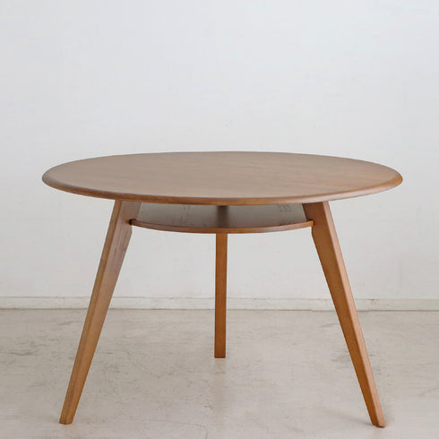 【空間に馴染む柔らかな曲線】
天板から脚部まで、全体的に丸みを帯びたデザインが、お部屋に優しく、そして洗練された印象をもたらします。