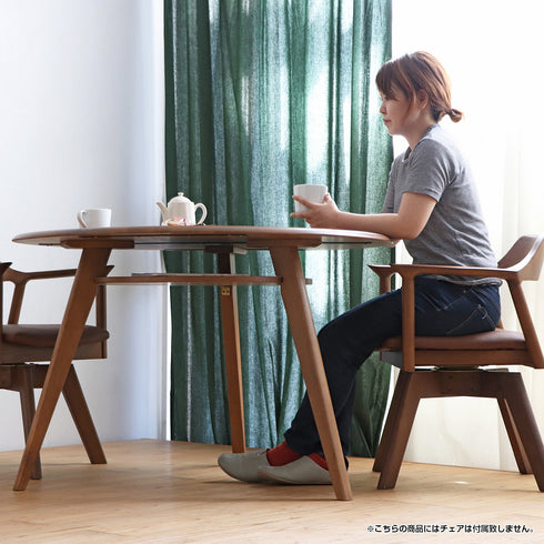 【便利な天板下収納付き】
天板下の中棚は、リモコンや雑誌など、テーブルの上をすっきり保ちたい小物の収納に役立ち、快適な空間作りをサポートします。