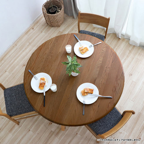 【どこにでも座れる3本脚】
3本脚のデザインが、座る人数や椅子の配置に柔軟に対応し、足元にゆとりのある快適な食卓を実現します。