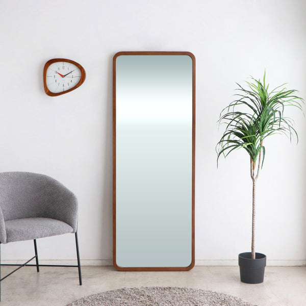 オークの無垢材にブラウン塗装を施したフレームがおしゃれでスッキリとしたデザインのミラー。