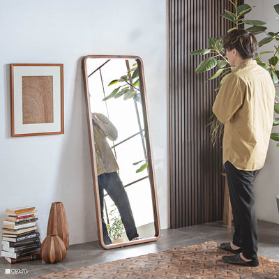 壁に立てかけて使用することで、簡単にどこにでも移動、設置できるのが魅力の一つです。