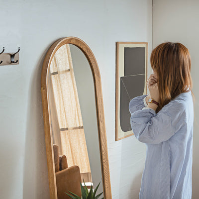 壁に立てかけて使用することで、簡単にどこにでも移動、設置できるのが魅力の一つです。