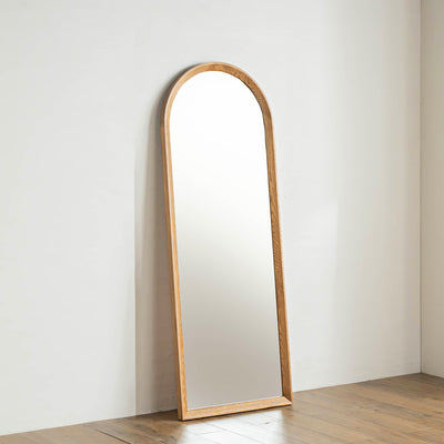 オークの無垢材フレームがおしゃれで、アーチ型のデザインが目を惹くミラー。