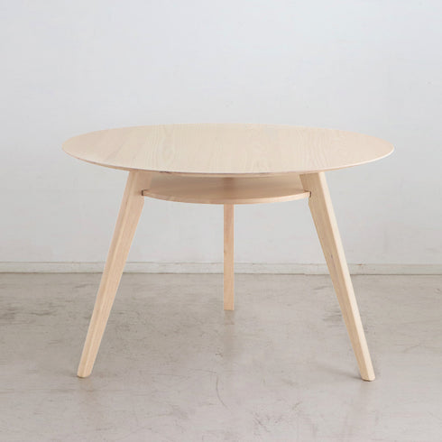 座ったときにコミュニケーションがとりやすいナチュラルホワイトカラーの円形ダイニングテーブルの「シロカ」。