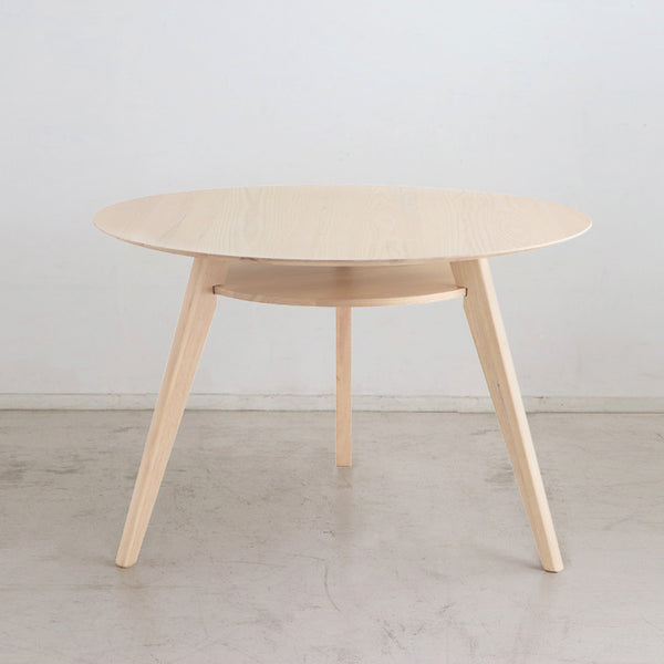 座ったときにコミュニケーションがとりやすいナチュラルホワイトカラーの円形ダイニングテーブルの「シロカ」。