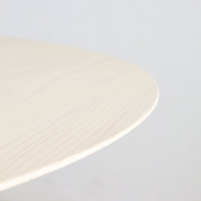 天板のフチはスッキリとした印象を与えてくれる舟底エッジで、丸みを帯びた円形のテーブルは角がないためケガなどを起こしにくく、お子様がいるご家庭にもピッタリです。