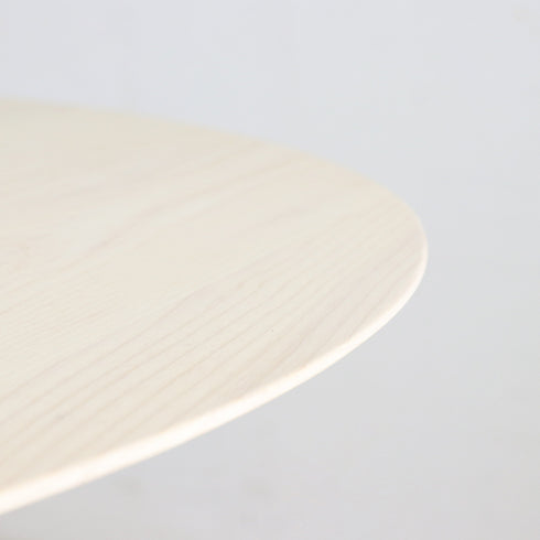 天板のフチはスッキリとした印象を与えてくれる舟底エッジで、丸みを帯びた円形のテーブルは角がないためケガなどを起こしにくく、お子様がいるご家庭にもピッタリです。