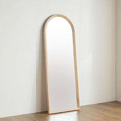 オークの無垢材にホワイト塗装を施したフレームがおしゃれで、アーチ型のデザインが目を惹くミラー。