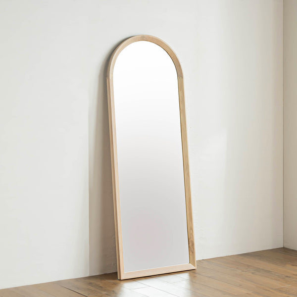 オークの無垢材にホワイト塗装を施したフレームがおしゃれで、アーチ型のデザインが目を惹くミラー。