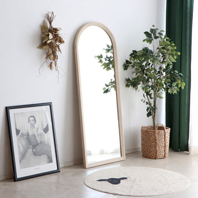 壁に立てかけて使用することで、簡単にどこにでも移動、設置できるのが魅力の一つです。