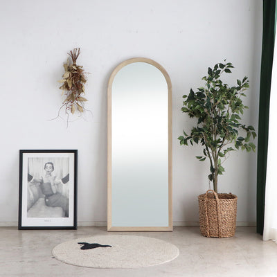 壁に穴を空けたくない方や、お部屋のレイアウトを頻繁に変える方、お部屋の中でフィットネスやダンスなどをする方にもピッタリの一枚です。