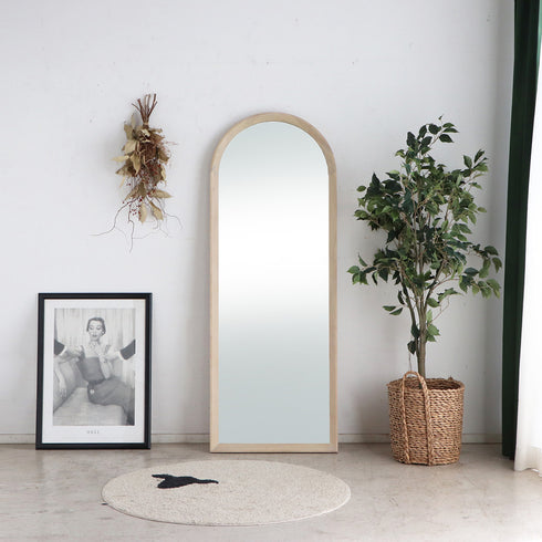 壁に穴を空けたくない方や、お部屋のレイアウトを頻繁に変える方、お部屋の中でフィットネスやダンスなどをする方にもピッタリの一枚です。