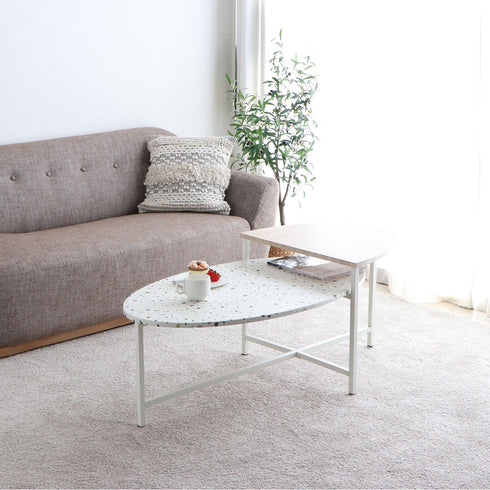 フレームをホワイトにすることで、周りのインテリアにも自然と馴染み、圧迫感のないデザインとなっています。