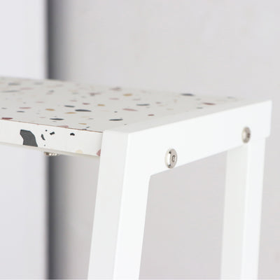 フレームをホワイトにすることで、周りのインテリアにも自然と馴染み、圧迫感のないデザインとなっています。