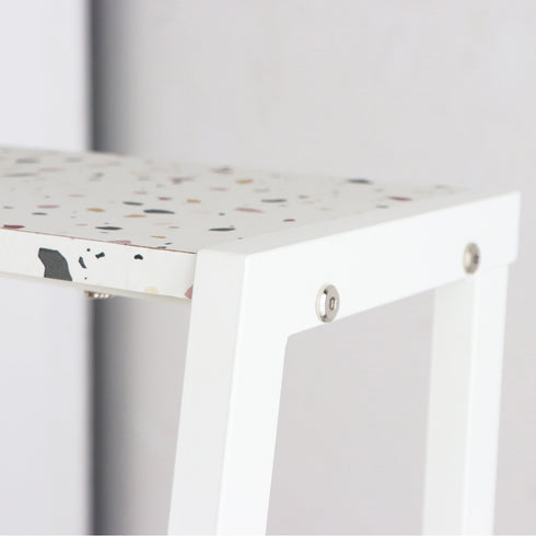 フレームをホワイトにすることで、周りのインテリアにも自然と馴染み、圧迫感のないデザインとなっています。