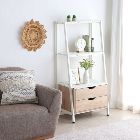 テラゾー柄のシートを貼った棚板と、ナチュラルな木目の引出し収納の組み合わせは、韓国風インテリアにもマッチし、おしゃれにコーディネートできます。