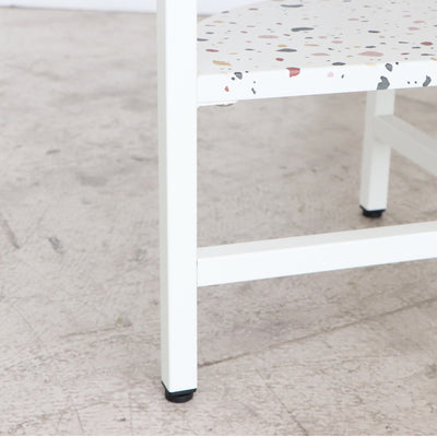 フレームをホワイトにすることで、周りのインテリアにも自然と馴染み、圧迫感のないデザインとなっています。