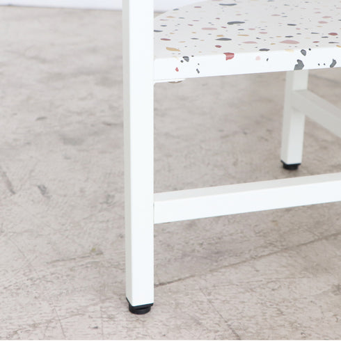 フレームをホワイトにすることで、周りのインテリアにも自然と馴染み、圧迫感のないデザインとなっています。