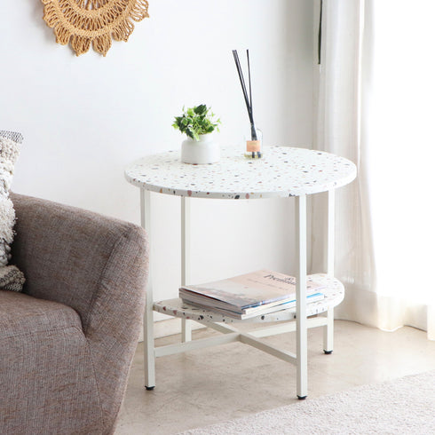 テラゾー柄のシートを貼った天板と中板が韓国風インテリアにもマッチし、おしゃれにコーディネートできます。