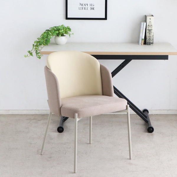 合皮とファブリックの異素材組み合わせのバランスがおしゃれで目を惹くチェア。