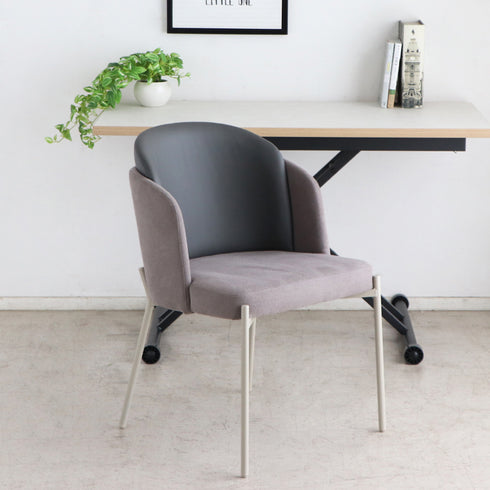 張地だけでなく、四本脚のくすんだホワイトも含め、全体がニュートラルカラーで統一されており、優しい印象を与えてくれます。