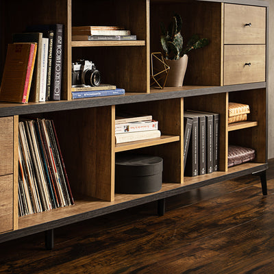 オープン収納はタテヨコの棚板によって細かく収納スペースが仕切られており、なにを飾るかは使う人次第。