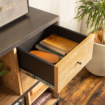 小物や本、雑誌だけでなく、十分な奥行きサイズによりファイルなども収納できます。