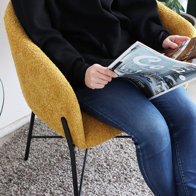 曲線を描いた背により包み込まれるような座り心地です。