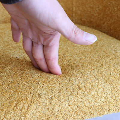 長時間座っていても疲れにくい極厚クッションなど、機能性も兼ね備えています。