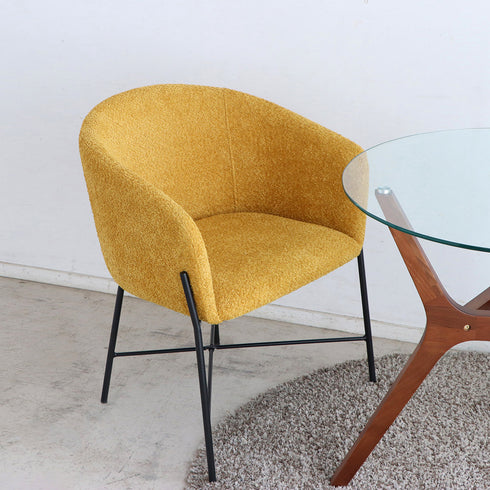 張地とフレームカラーのツートンと、流行りのブークレ素材の張地が特徴的なリラックスチェアです。