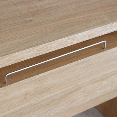 天板下には、あると便利な棚板が付いており、デスク背面にはコード類やコンセントタップをすっきりとまとめられるスペースをもうけました。