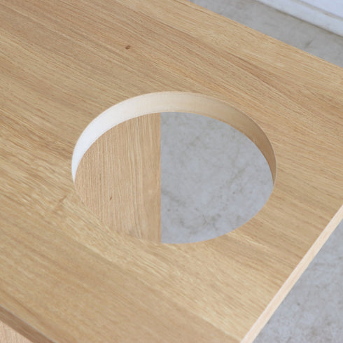 穴の下にゴミ箱を設置するだけでゴミをそこから落とすこともでき、用途に合わせてお使いいただけます。