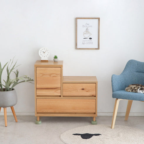 「Hop Stepチェスト」は、名前の通り、高いところに昇るのが苦手な猫でも「ホップ、ステップ」と昇りやすいように考慮された、階段状デザインのチェストです。