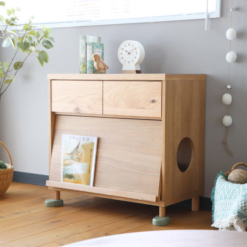 "木育ですくすく。"をコンセプトに、木と子どもと動物が快適な空間で共存できるようなプロダクトを提供するブランド「treemo(トリーモ)」のフラップ扉付きのチェスト。