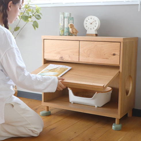 下部のスペースに猫のトイレを設置することで、フラップ扉によりニオイ防止やお部屋の景観を保つことができます。