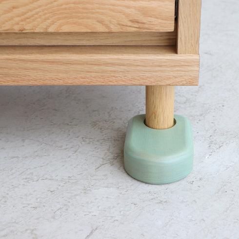 ナチュラルテイストかつシンプルで、緑色の靴を履いた前脚二本が可愛らしく、愛らしさとこだわりがあふれる一品です。