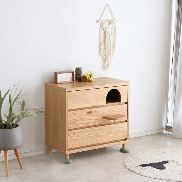 "木育ですくすく。"をコンセプトに、木と子どもと動物が快適な空間で共存できるようなプロダクトを提供するブランド「treemo(トリーモ)」の引出しタイプのチェスト。