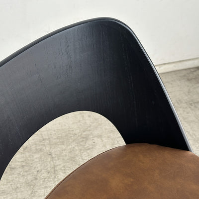 背もたれは曲木を使った美しいデザインとなっており、モダンで高級感のある空間を演出してくれます。