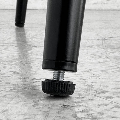 先端にはアジャスターが付いているため、多少のがたつきは調整可能です。