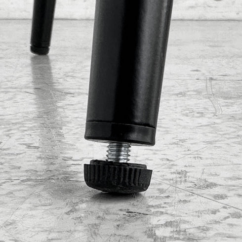 先端にはアジャスターが付いているため、多少のがたつきは調整可能です。