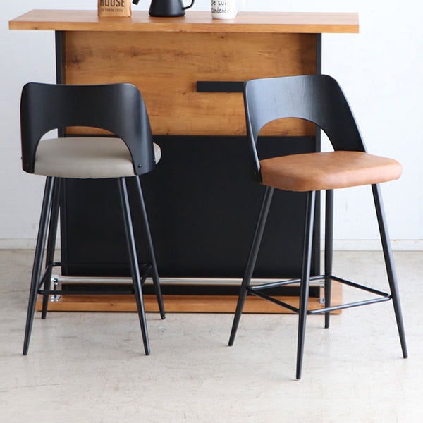 張地とフレームカラーのツートンが印象的なバーチェア。