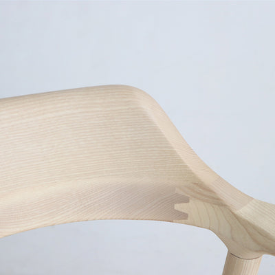 【職人の技が光る、美しい木組み】
細部にまでこだわった美しいフィンガージョイントの木組みが、デザインのアクセントとなり、無垢材ならではの高級感を高めています。