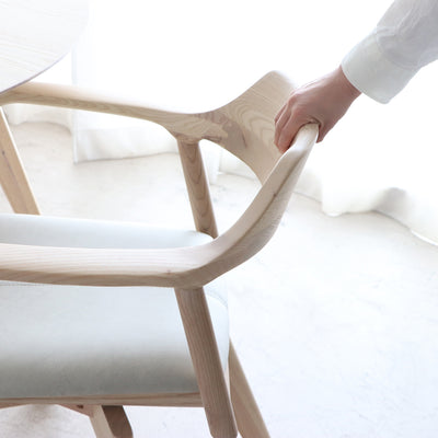 【思わず触れたくなる、背中の曲線美】
滑らかに削り出された無垢材の背もたれは、見た目の美しさだけでなく、手を添えたときに木の温もりを確かに感じさせてくれます。