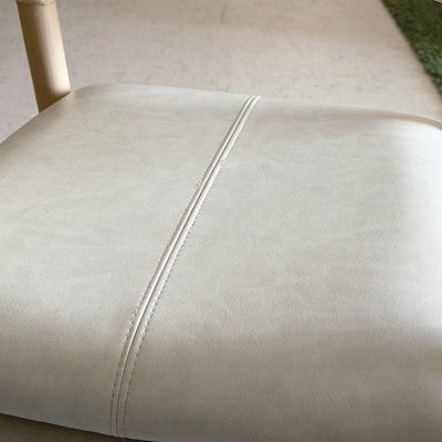 【お手入れ簡単な、上質PVCレザー】
飲み物などをこぼしてもサッと拭き取れるPVCレザーを採用し、丁寧なステッチがさりげない上質さを感じさせます。