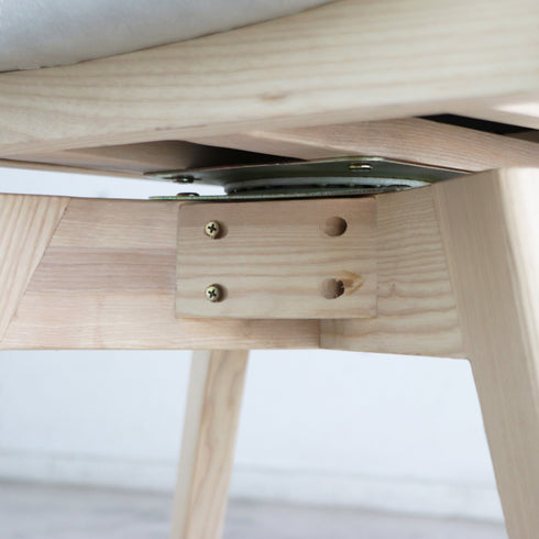 【使いやすさを支える、確かなつくり】
スムーズな立ち座りを実現する座面下の回転盤や、しっかりと固定された脚部など、長く快適にお使いいただくための工夫が詰まっています。